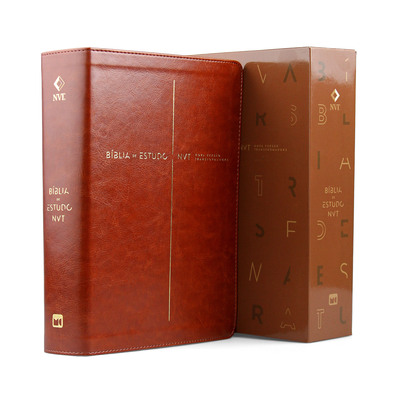 Imagem da bíblia de estudo NVT com acabamento marrom e embalagem personalizada.