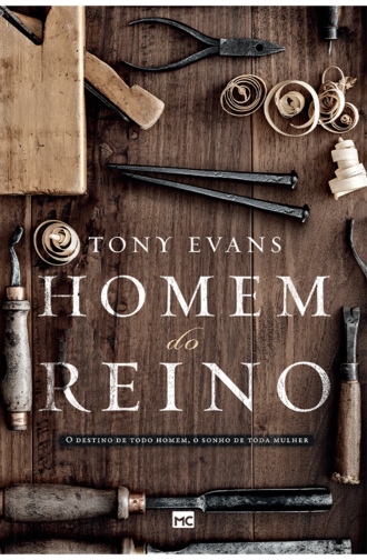 Capa do livro Homem do Reino de Tony Evans, com ferramentas de marcenaria e acessórios de madeira espalhados sobre uma mesa de madeira.