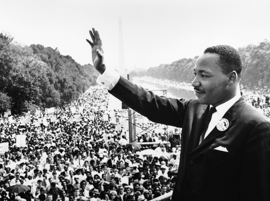 Martin Luther King Jr. acena para população