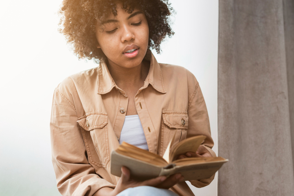 mulher lendo a biblia nvt da mundo cristao