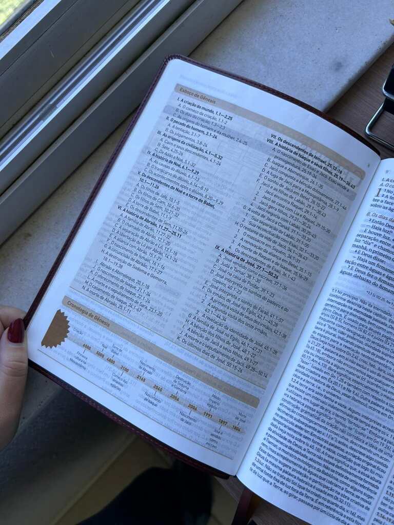 bíblia aberta na página de estudo do livro de Gênesis com marcações e referências