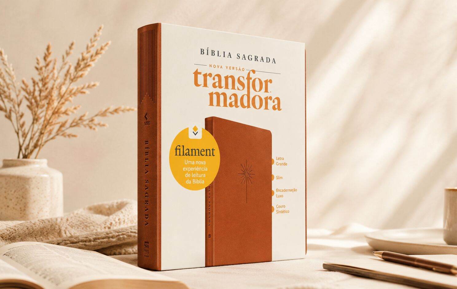 Bíblia Filament NVT em ambiente de leitura, ilustrando um guia sobre como ler a Bíblia e entender as Escrituras.